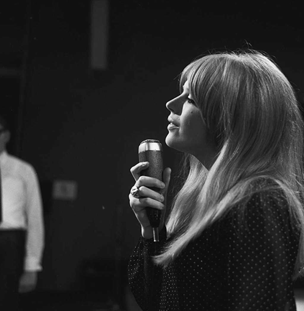 Marianne Faithfull performing on the Dutch TV programme Fanclub in 1966