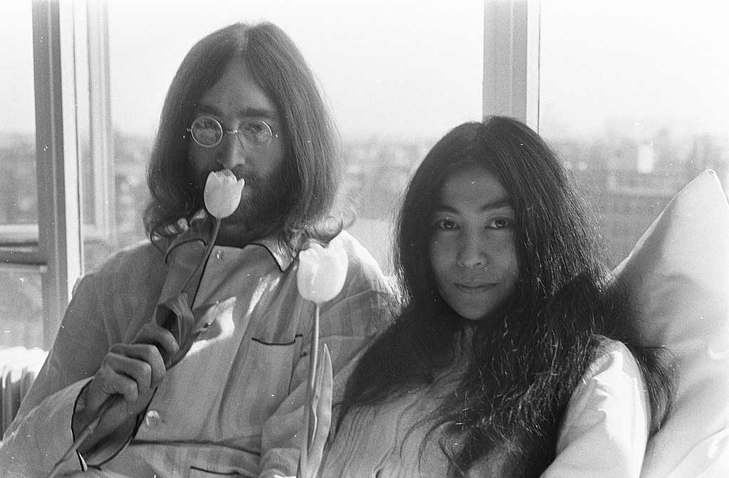 Yoko Ono and john Lennon at a Bed-In at Hilton Amsterdam in 1969