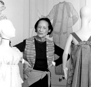 Diana Vreeland posing between 2 mannequins (1978)