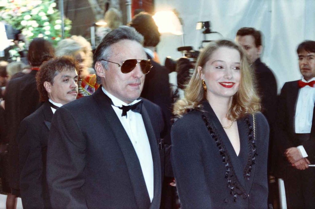 Dennis Hopper (left) with Katherine LaNasa (right) at the 1990 Academy Awards