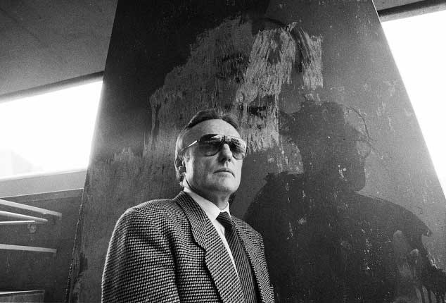 Dennis Hopper photographed by Hartmut S. Bühler in front of the Kunsthalle Düsseldorf (1988)