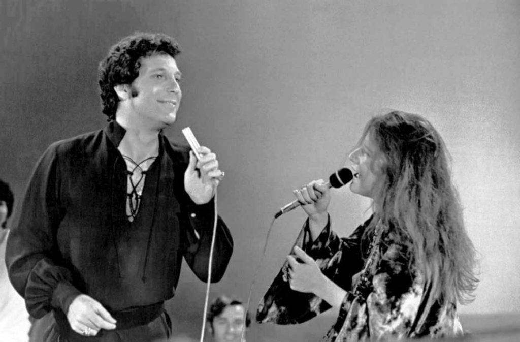 Janis Joplin (right) and Tom Jones (left) from the television program "This is Tom Jones" (1969)