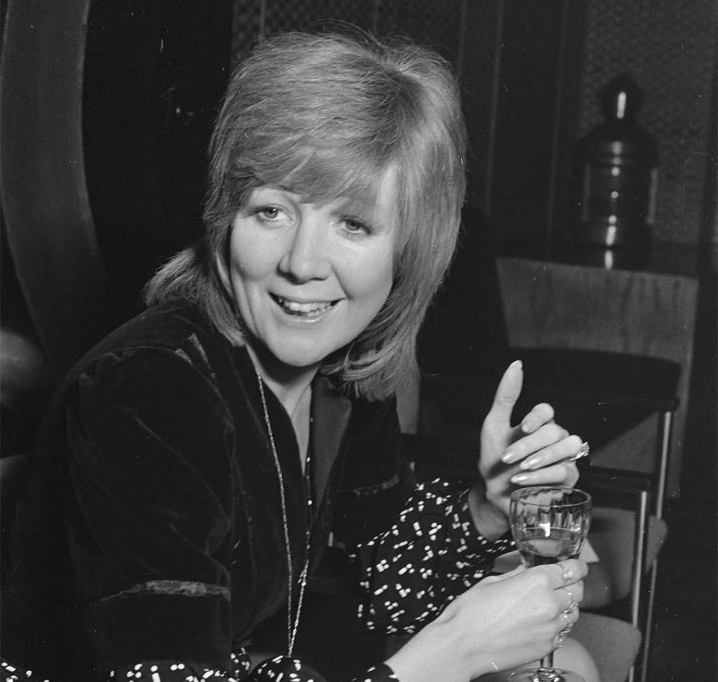 Cilla Black with holding a cup after holding a press conference in the Apollo hotel, Amsterdam, Netherlands (1970)