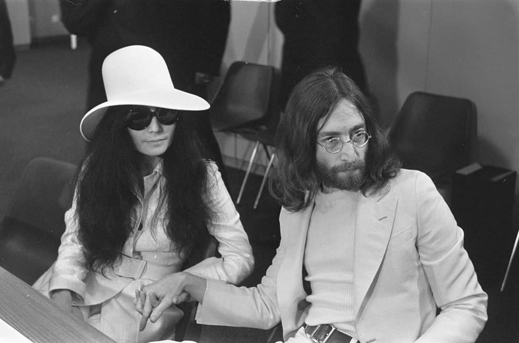 John Lennon (right) and Yoko Ono (left) in the departure hall of the Schiphol airport (1969)