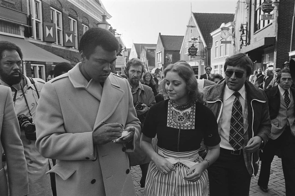 Muhammad Ali signing autographs in Volendam, Netherlands (1976)