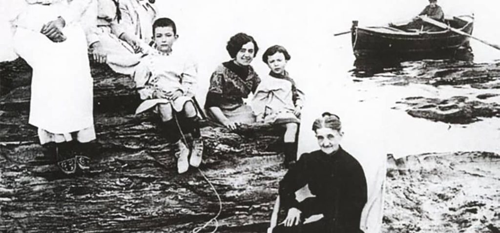 Salvador Dalí and his family when he was merely a kid (1910)