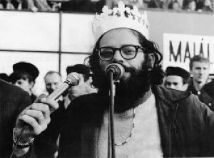 Allen Ginsberg crowned "King of May" in his speech, Praga (1965)