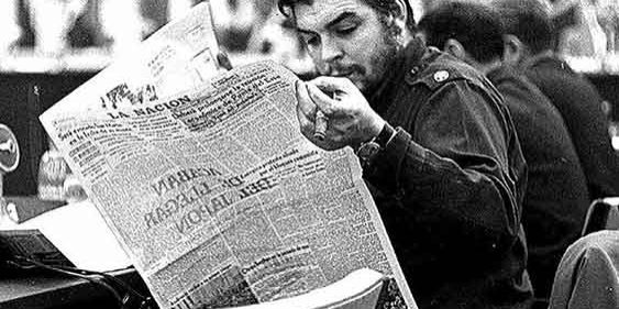 Che Guevara reading 'La Nación' newspaper in Uruguay