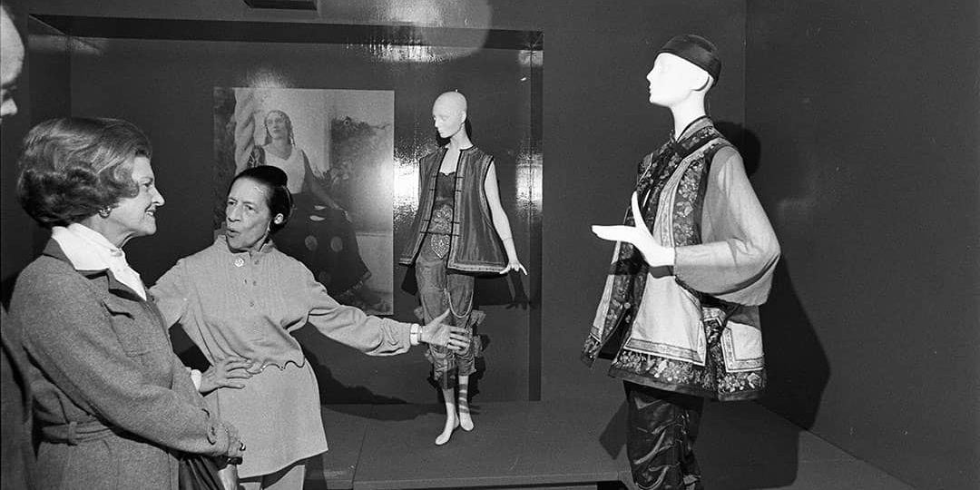 Diana Vreeland giving first lady Betty Ford a tour of the "American Women of Style" exhibit at the Metropolitan Museum of Art, New York, USA (1976)